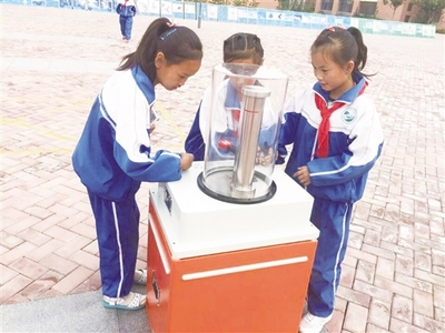 海东市‘科普大篷车’驶入互助高铁新区学校，播撒科学种子
